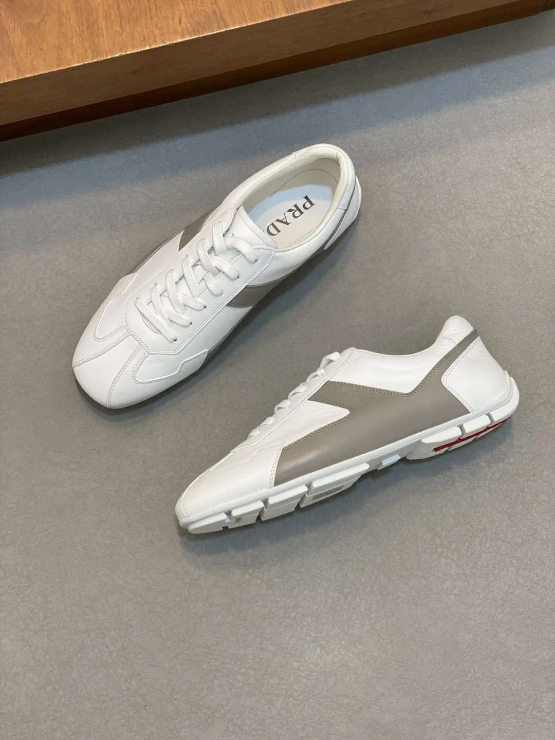 Men's Men's Shoes 💰800 Prada/Prada Men's Leather Casual Sports Shoes, a hot product made in Guangzhou! Made of imported calfskin splicing upper, three-dimensional geometric segmentation, precision manufacturing, uniform stitching, leather texture at a glance, multi-color splicing, fashionable and generous, soft, comfortable and breathable, decorated with PRADA letter logo on the outside, classic letter logo on the tongue, fabric strap on the heel, P family's classic sports shoe type, with fabric lining, silver logo cowhide foot pads, and P family's exclusive rubber outsole. The details are carefully crafted, making it a versatile item for travel! Comes with original box and dust bag! Multiple colors available! Size: 39-40-41-42-43-44 standard leather shoe size (38, 45 customized ¥)